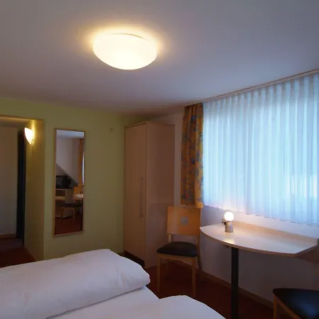 Hotel Haus Am Berg 2*